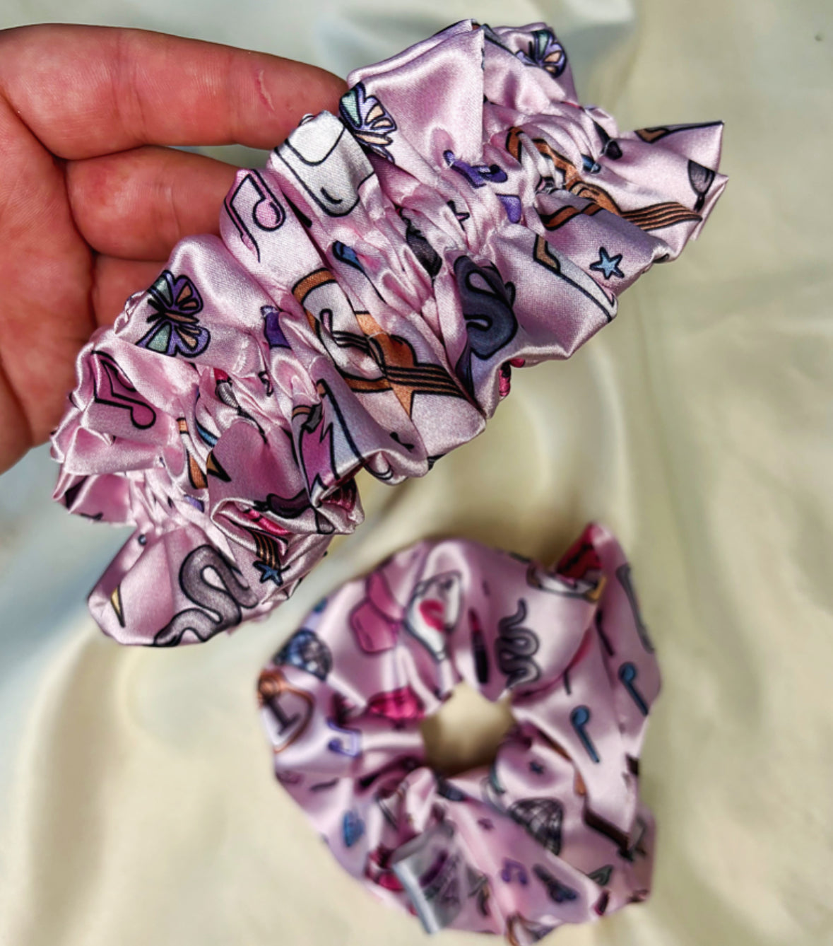 Swift Icons faux silk ruffle band