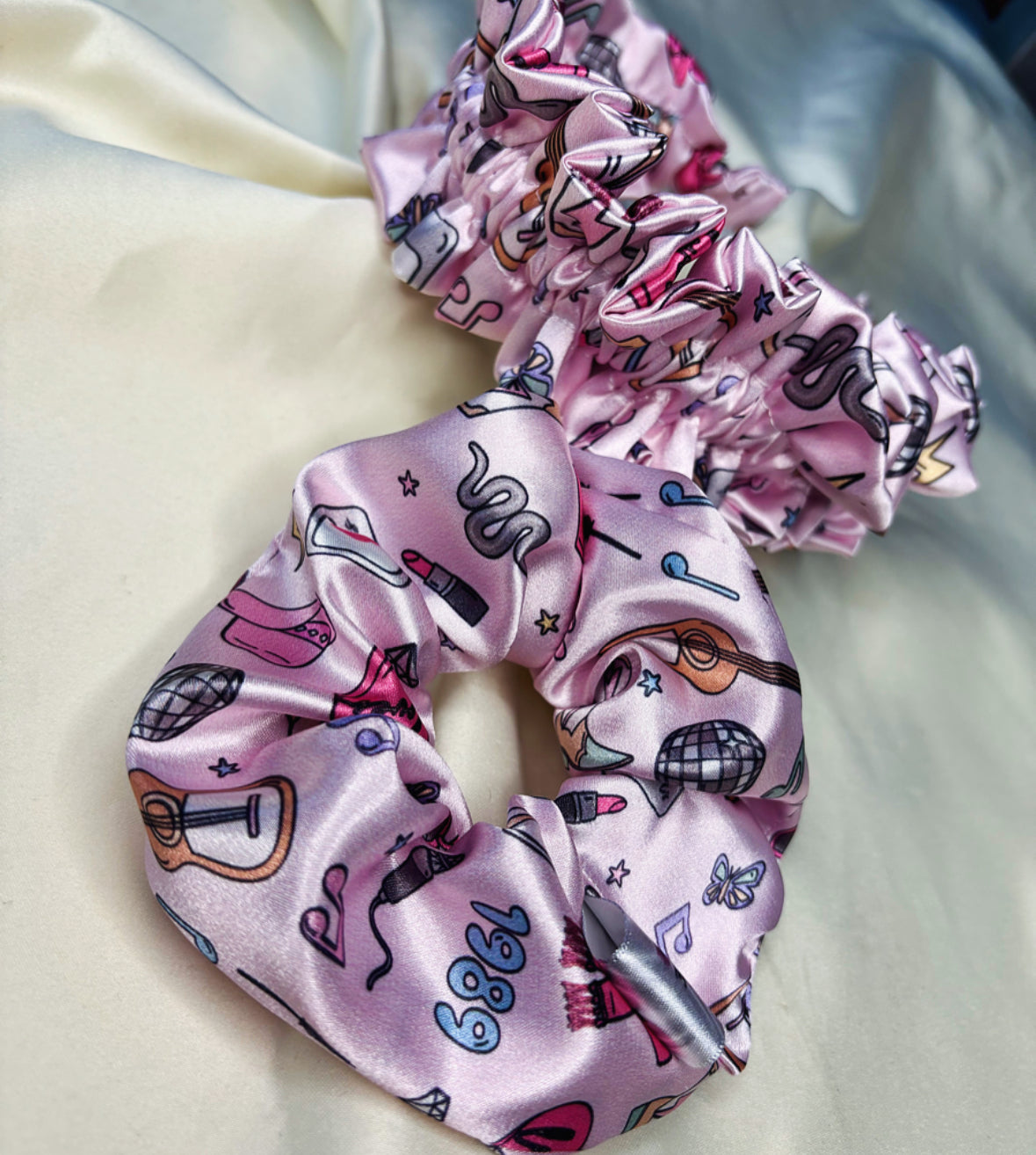 Swift Icons faux silk ruffle band