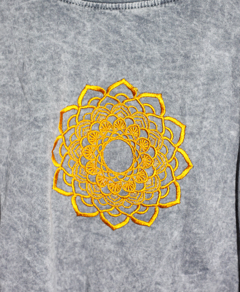 Golden Mandala - Cropped grey acid wash T-shirt
