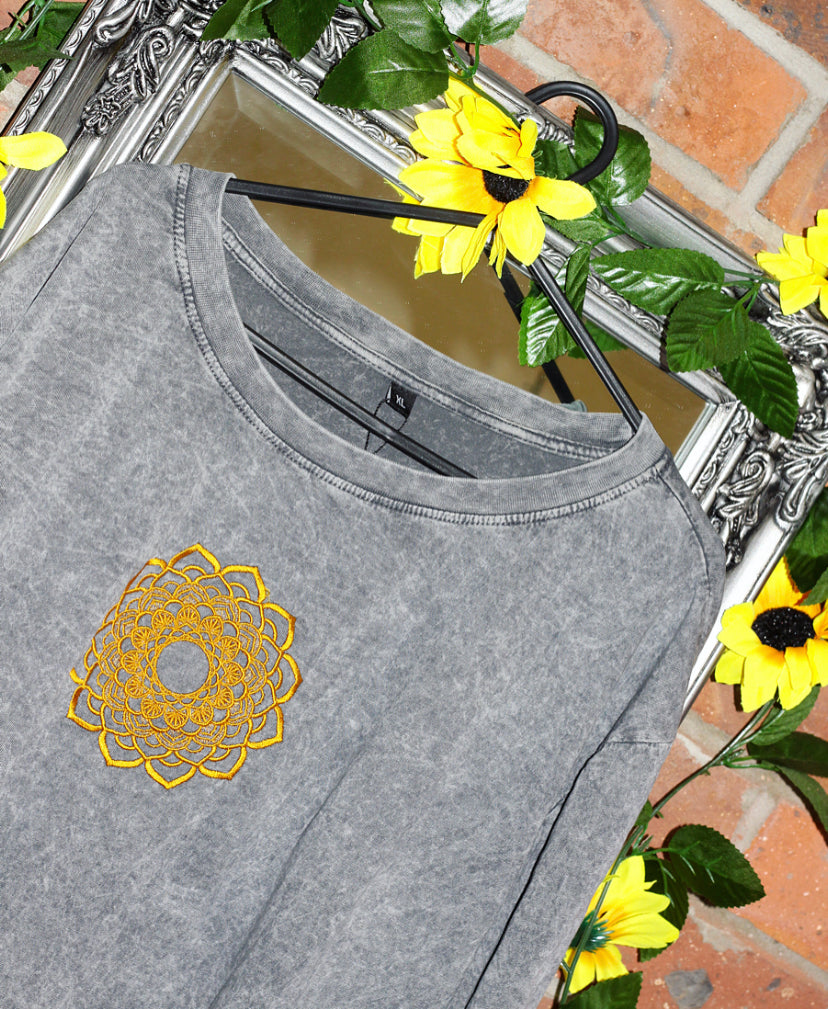 Golden Mandala - Cropped grey acid wash T-shirt